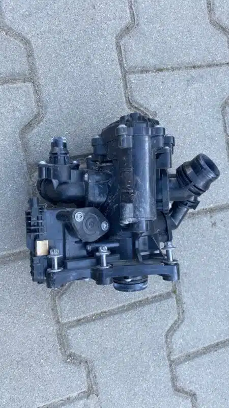BMW X1 F48 F44 F40 15 custodia del termostato 8631943 raccordo dell'acqua