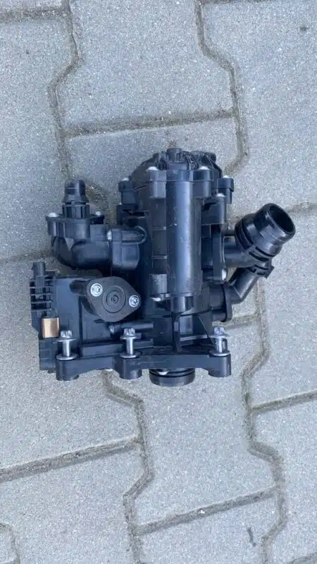 BMW X1 F48 F44 F40 15 involucro del termostato 8631943 nipple d'acqua