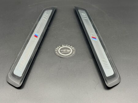 SOTTO PORTA LOGO M BMW 8079739 - G20 G22 G26 -23-