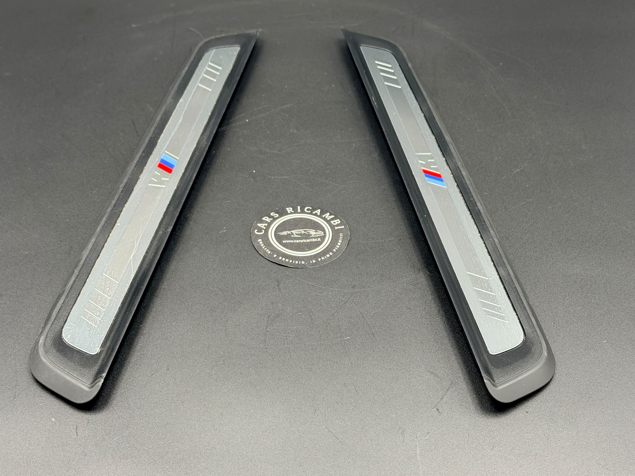 SOTTO PORTA LOGO M BMW 8079739 – G20 G22 G26 -23-